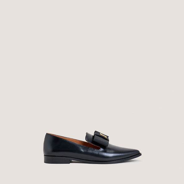 Pointed-toe loafers in black leather | ADOREE