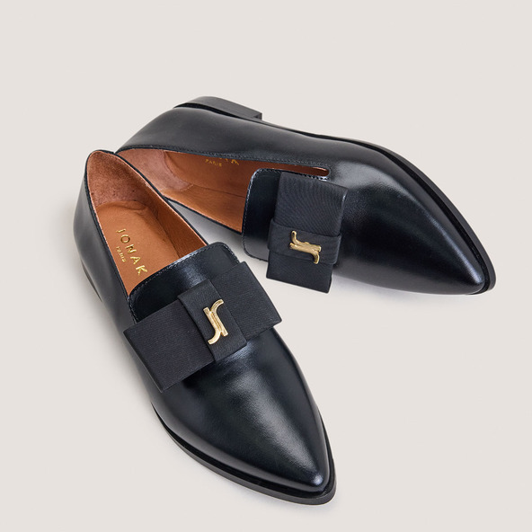 Pointed-toe loafers in black leather | ADOREE