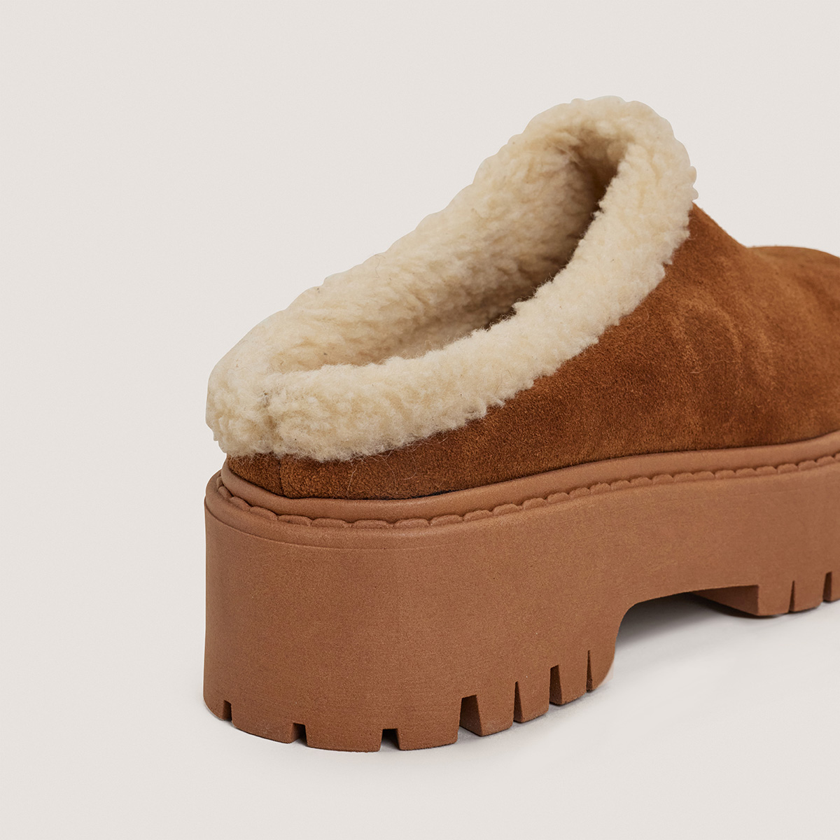 Lug sole Mules in tobacco split leather and beige fleece | RALF