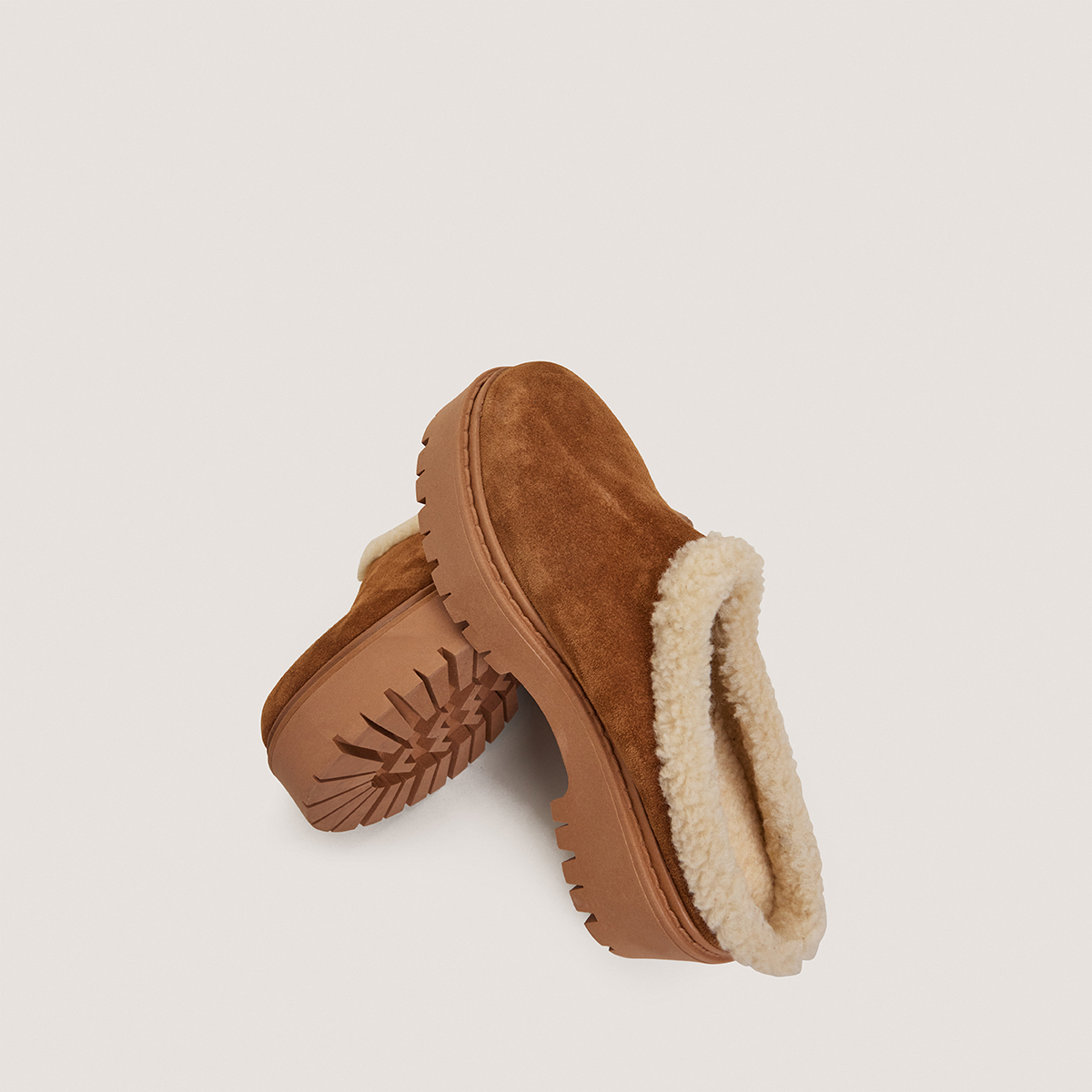 Lug sole Mules in tobacco split leather and beige fleece | RALF