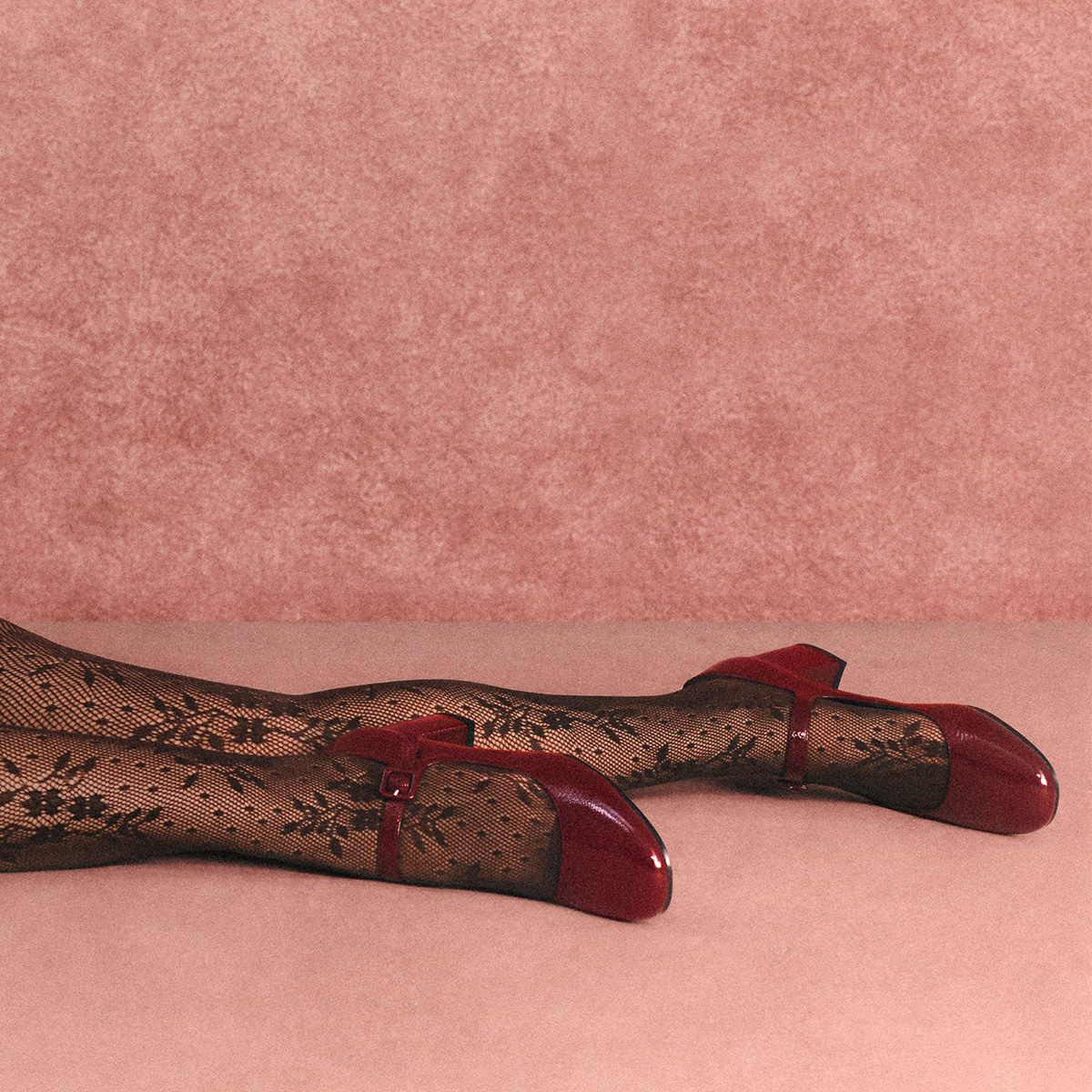 Heeled Mary Janes in pleated burgundy patent leather | DITTUS