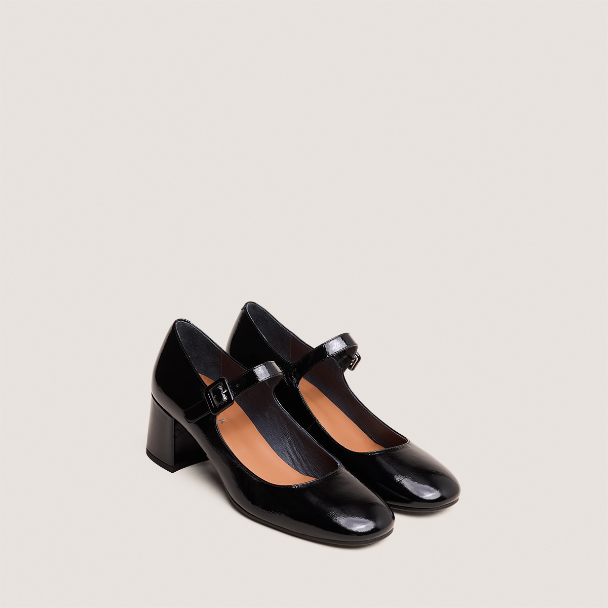 Heeled Mary Janes in pleated black patent leather | DITTUS