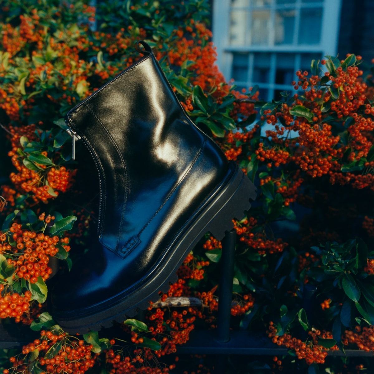 Boots with zippers in black leather | AMOUREUSE