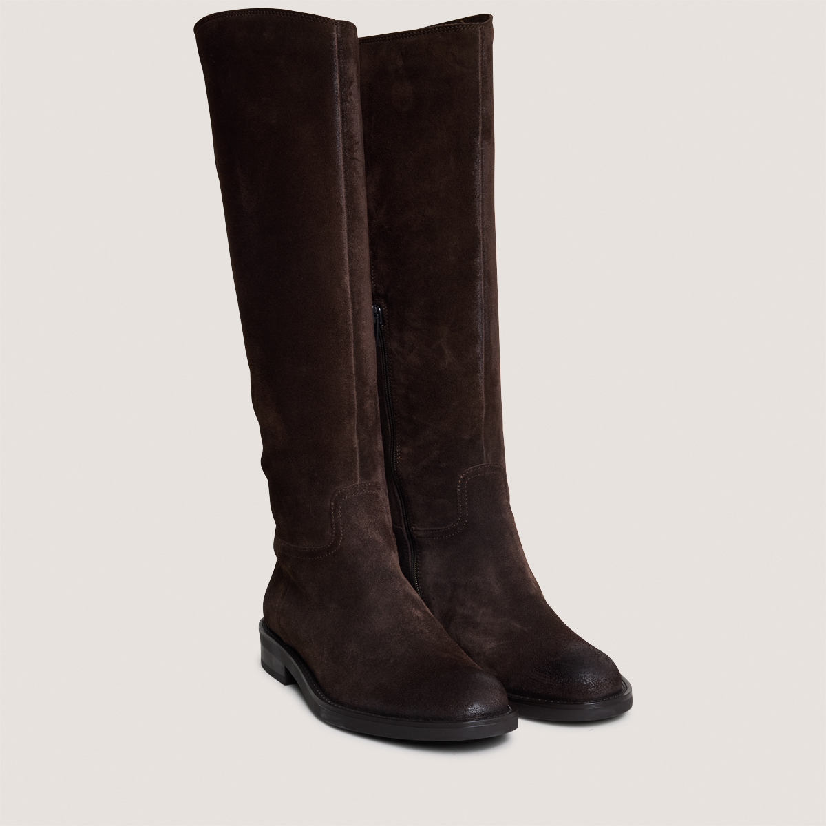 Boots with round toes in dark brown suede | CATHY