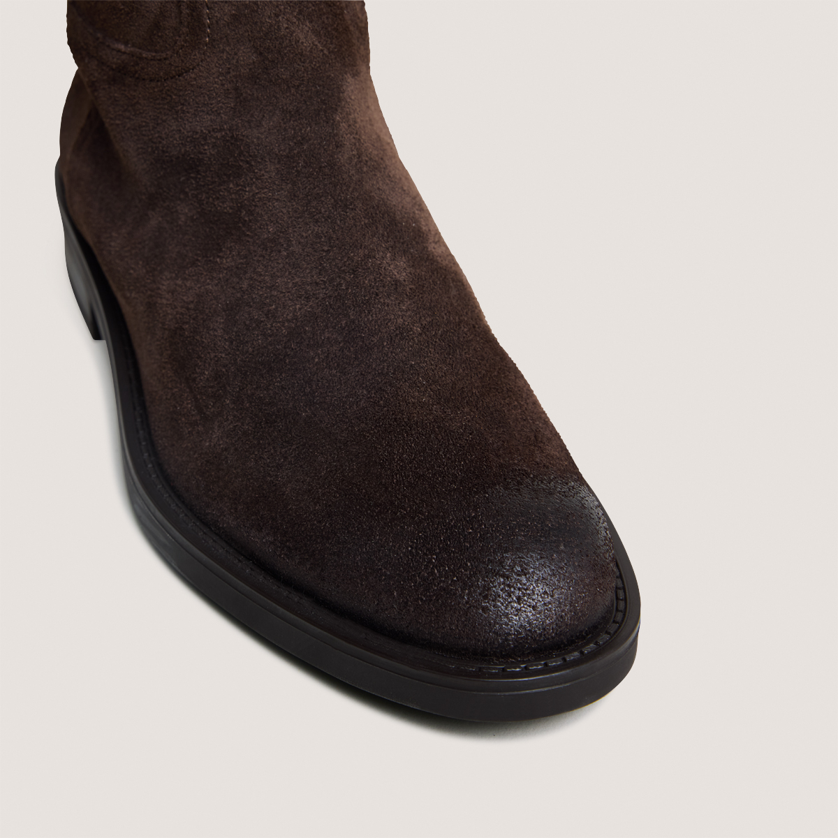 Boots with round toes in dark brown suede | CATHY