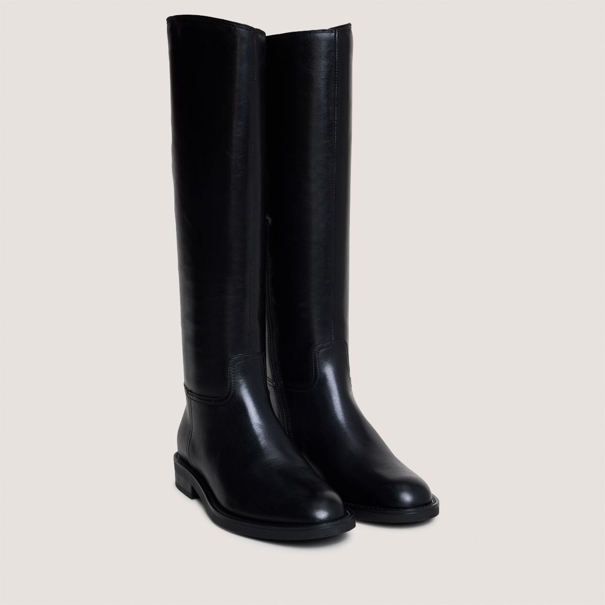 Boots with round toes in black leather | CATHY
