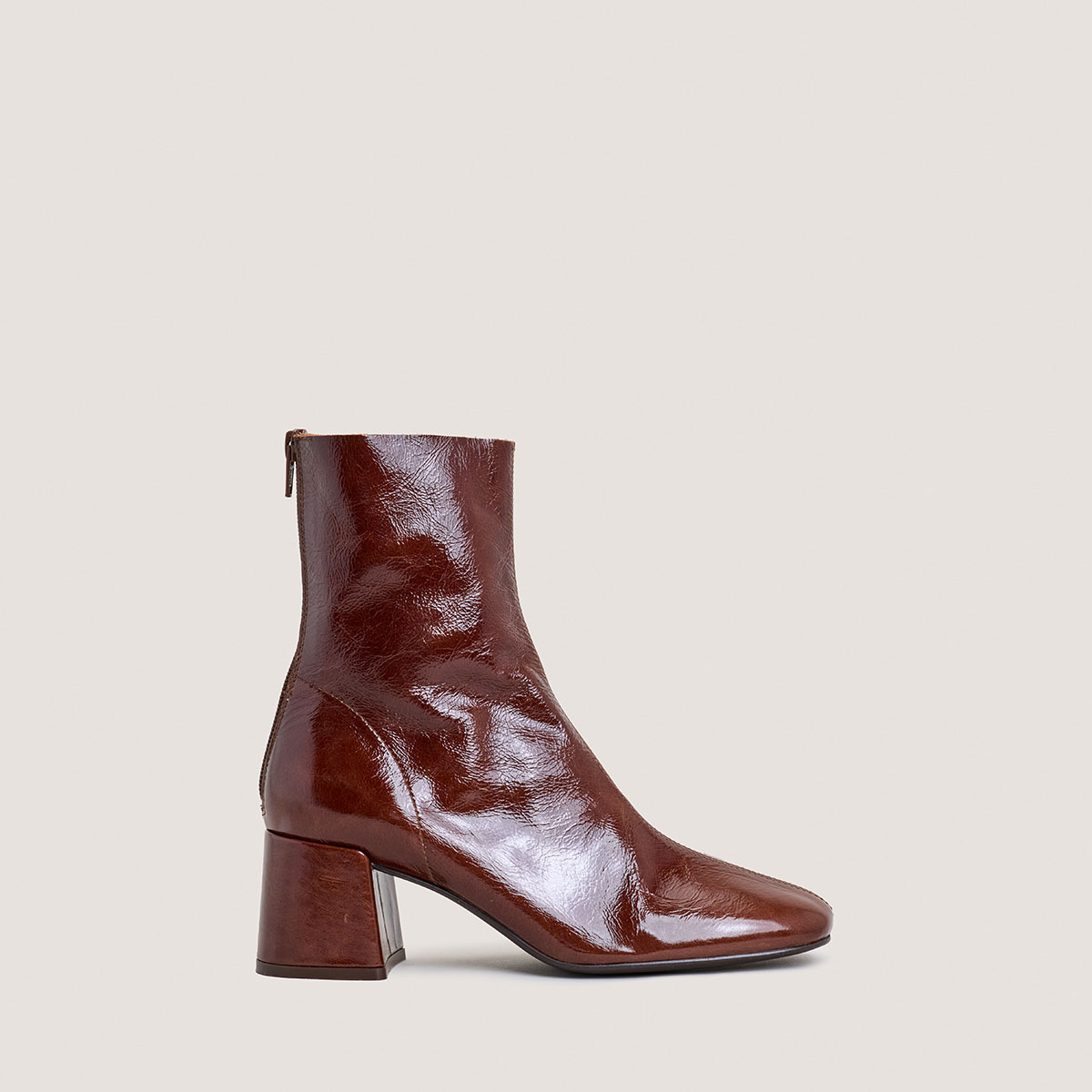 Ankle boots with back zippers in shiny brown leather | DENONIE