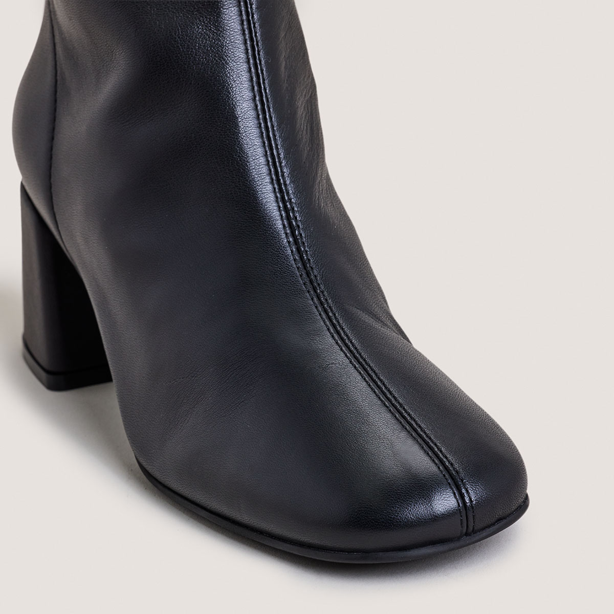 Ankle boots with back zippers in soft black leather | DENONIE