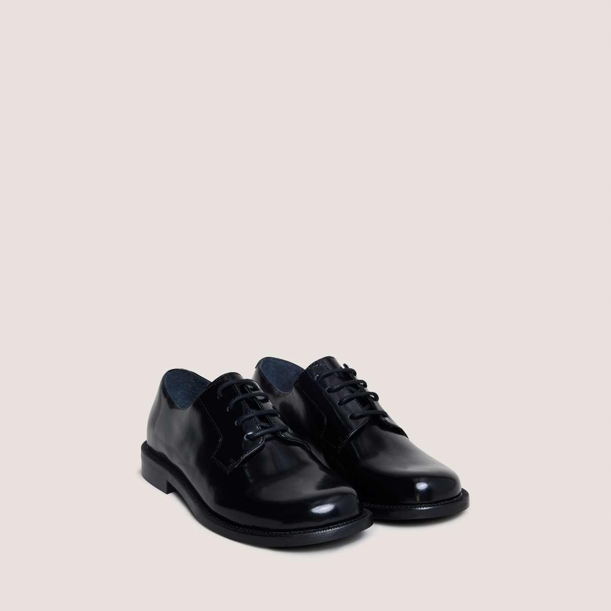 Round-toe derbies in glazed black leather | DEMMA