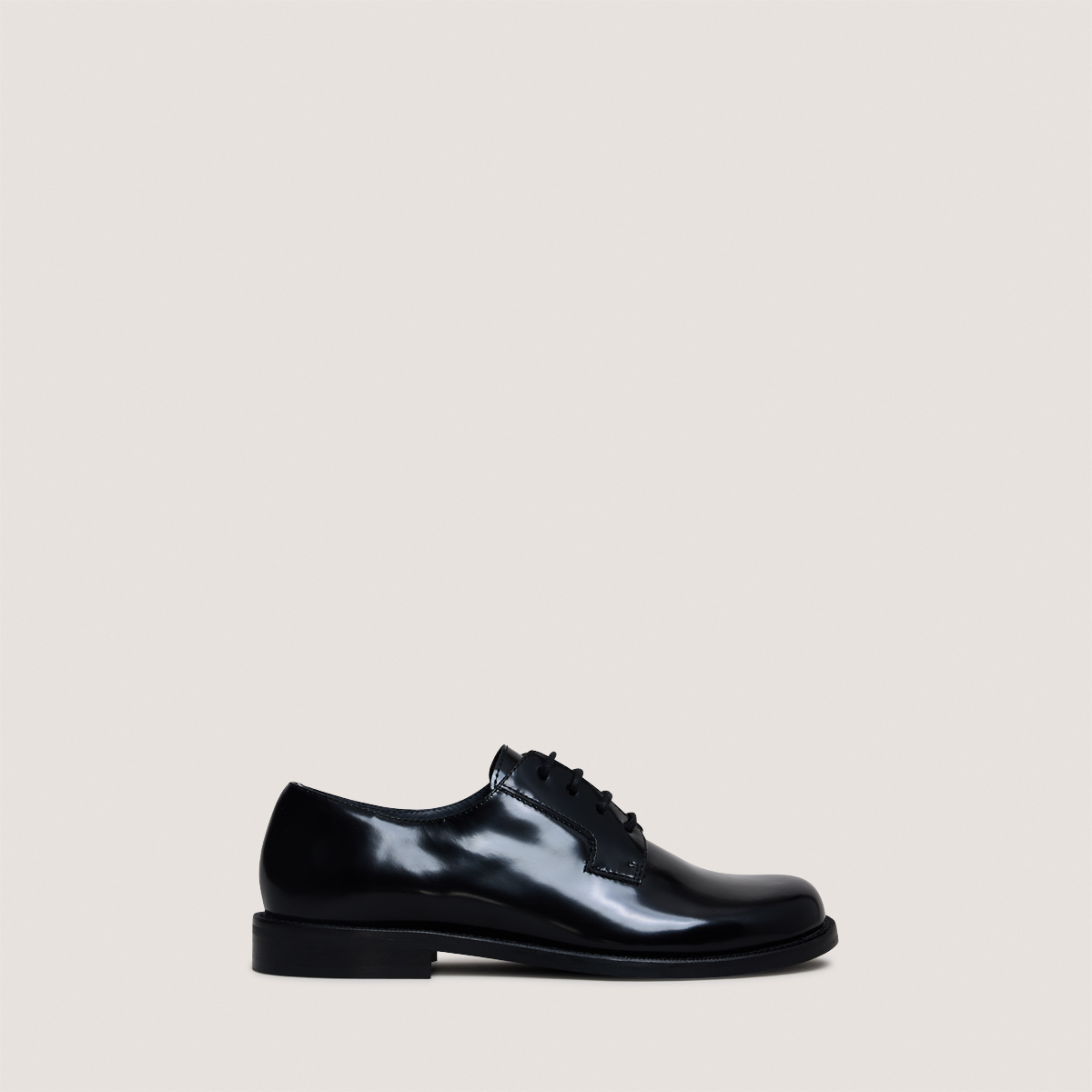 Round-toe derbies in glazed black leather | DEMMA