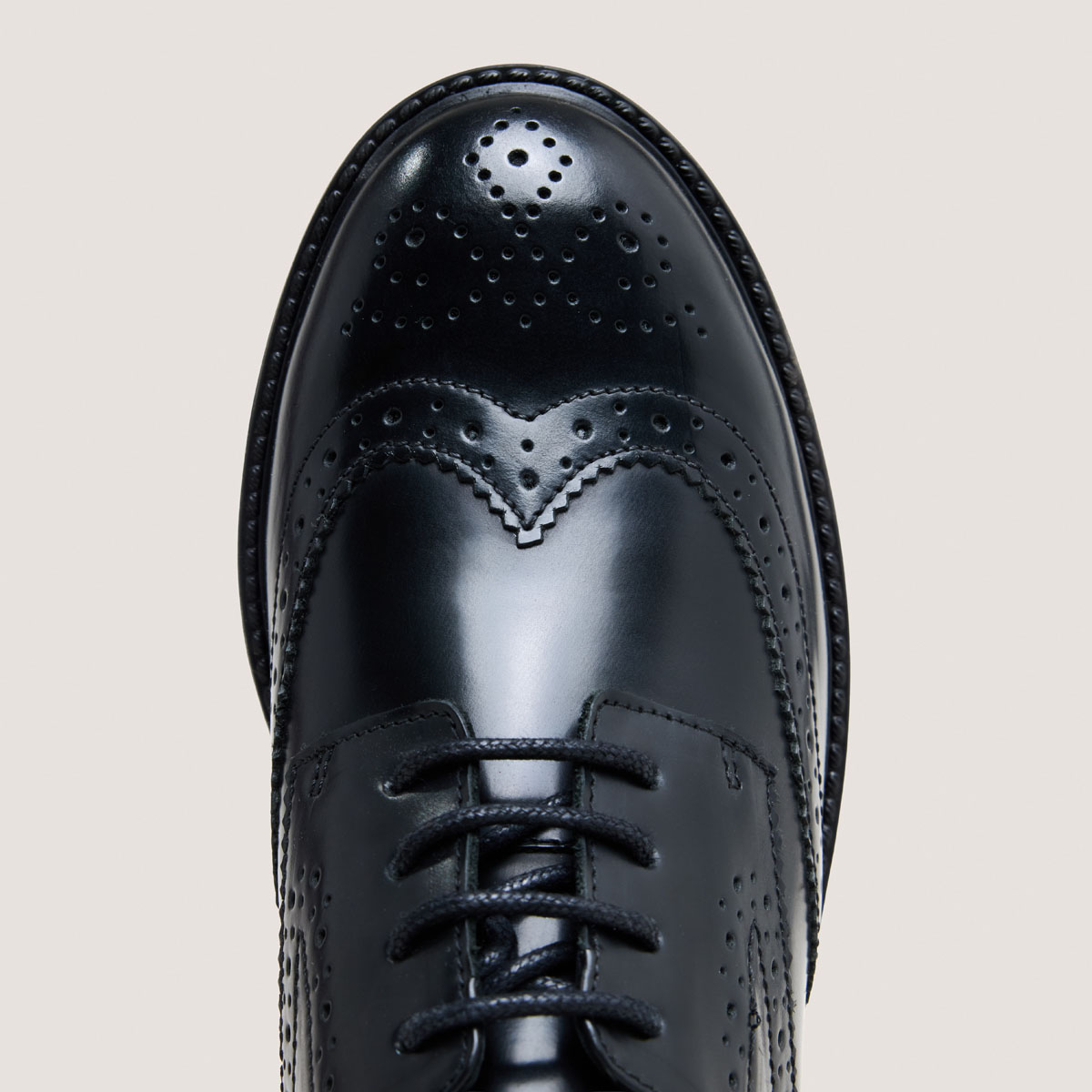 Cut-out derbies in glazed black leather| ALTITUDE