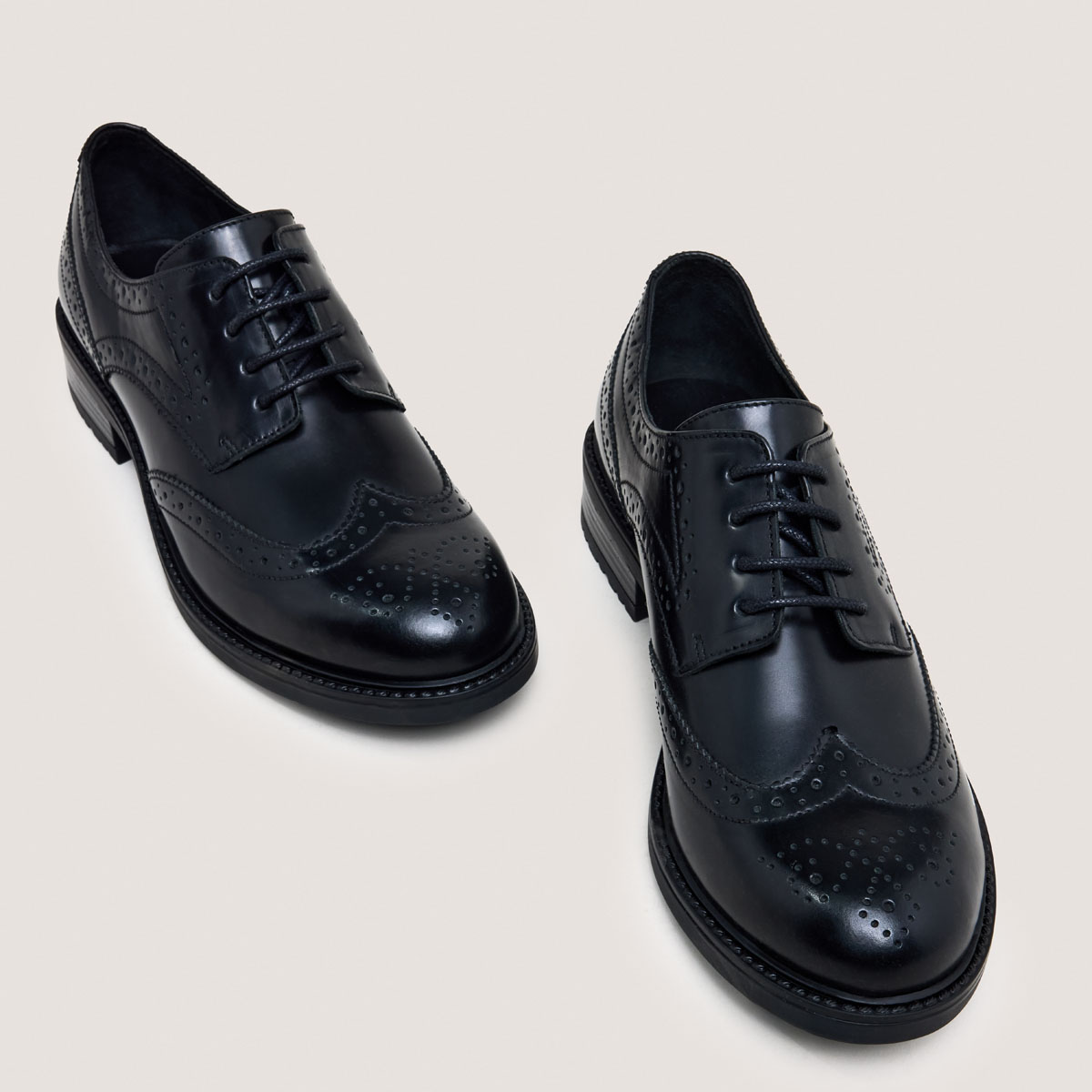 Cut-out derbies in glazed black leather| ALTITUDE