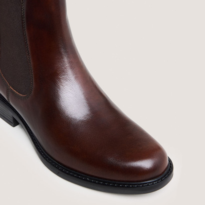 Chelsea boots with rounded toe in cognac patinated leather | audry