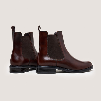 Chelsea boots with rounded toe in cognac patinated leather | audry