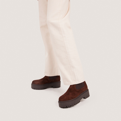 Platform boots with round toes in brown suede | ravie
