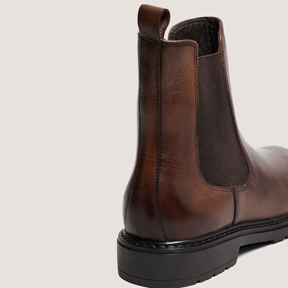 Chelsea boots in brown patinated leather | amical