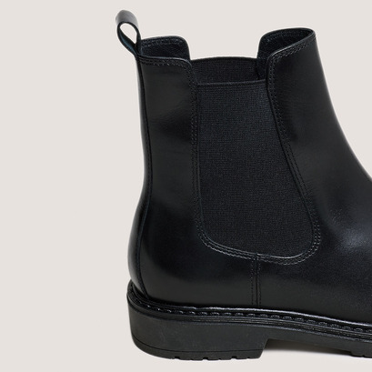 Chelsea boots in black leather | amical