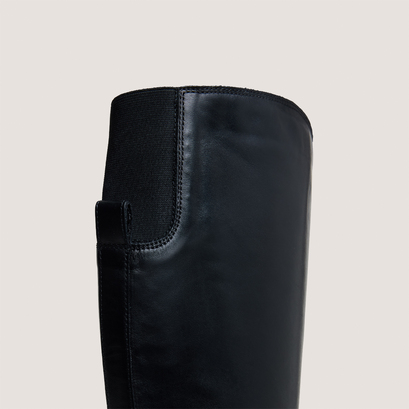 Boots with round toes in black leather | cathy