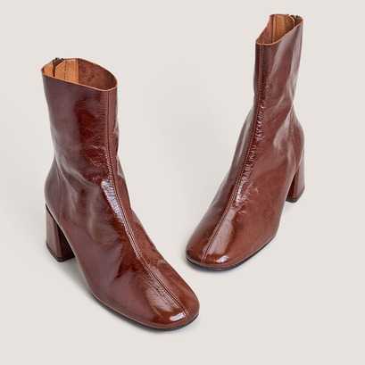 Ankle boots with back zippers in shiny brown leather | denonie