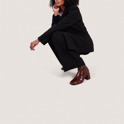 Ankle boots with back zippers in shiny brown leather | denonie