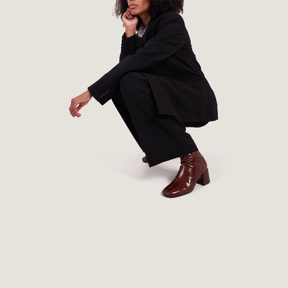 Ankle boots with back zippers in shiny brown leather | denonie