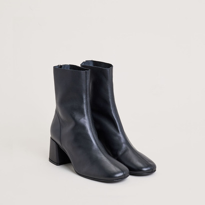 Ankle boots with back zippers in soft black leather | denonie
