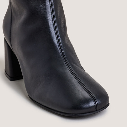 Ankle boots with back zippers in soft black leather | denonie