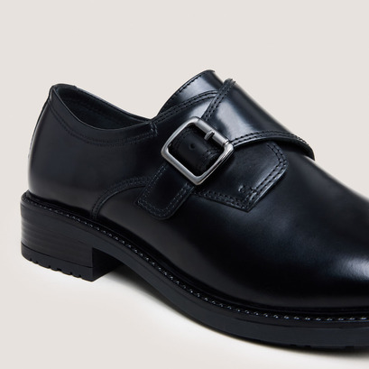 Buckle derbies in glazed black leather | atlantis