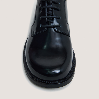 Round-toe derbies in glazed black leather | demma