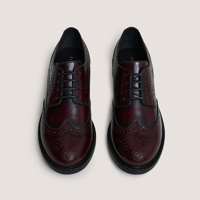 Cut-out derbies in burgundy patinated leather | altitude