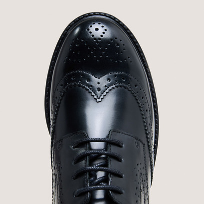 Cut-out derbies in glazed black leather| altitude