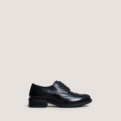Cut-out derbies in glazed black leather| altitude