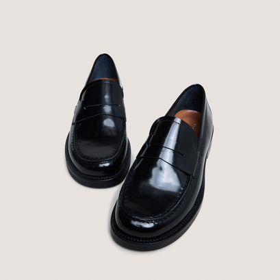 Round-toe loafers black
