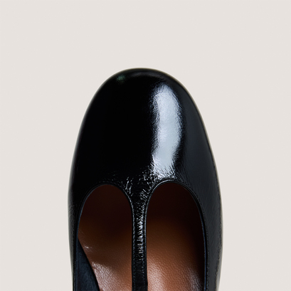 T-strap kitten heels in shiny black leather | dalome