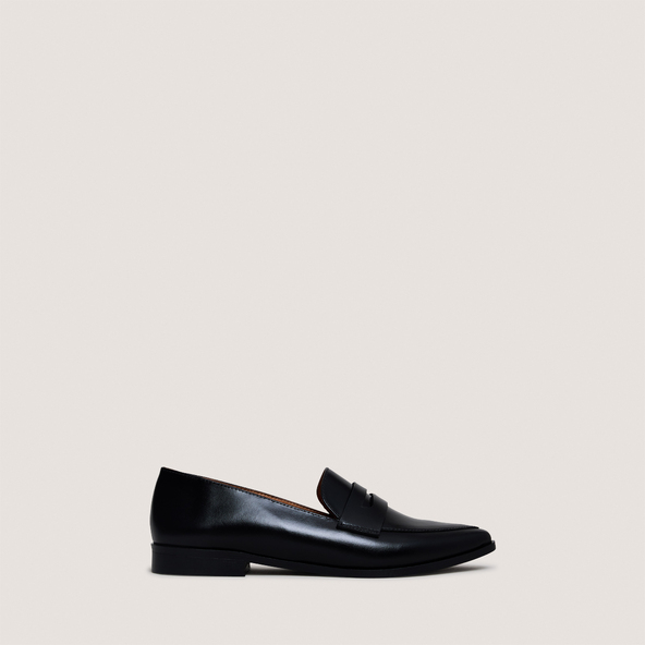 Loafers with Pointed Toes in black leather | AMIDA