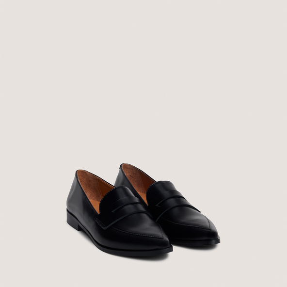 Loafers with Pointed Toes in black leather | AMIDA