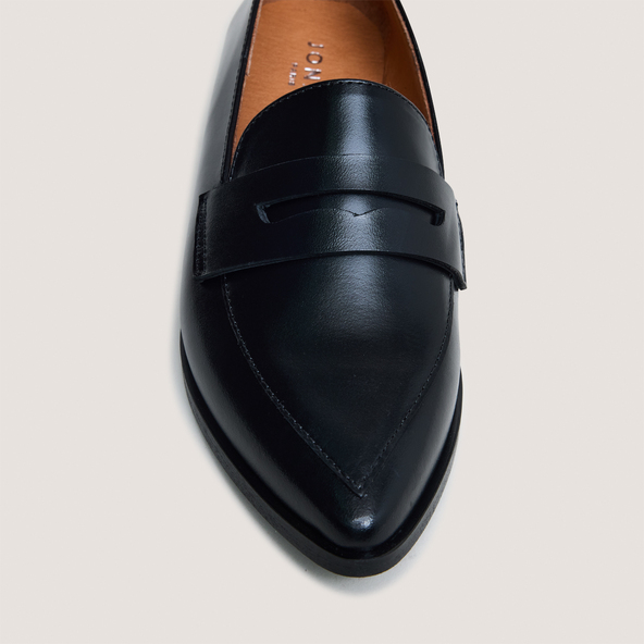 Loafers with Pointed Toes in black leather | AMIDA