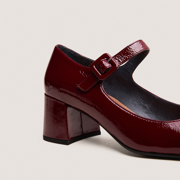 Heeled Mary Janes in pleated burgundy patent leather | DITTUS