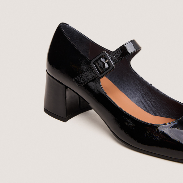 Heeled Mary Janes in pleated black patent leather | DITTUS