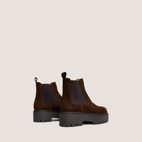 Platform boots with round toes in brown suede | RAVIE