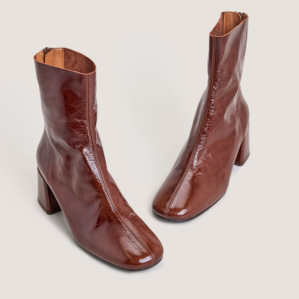 Ankle boots with back zippers in shiny brown leather | DENONIE