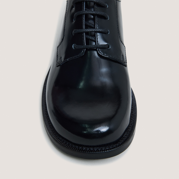 Round-toe derbies in glazed black leather | DEMMA