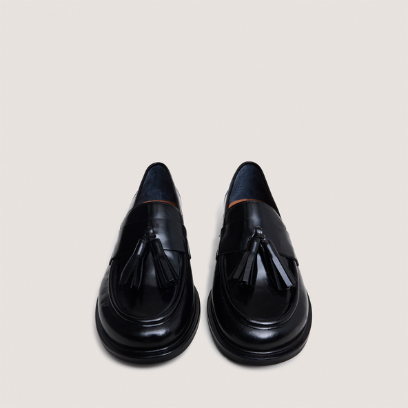 Loafers with tassels in black leather| DAMANDE
