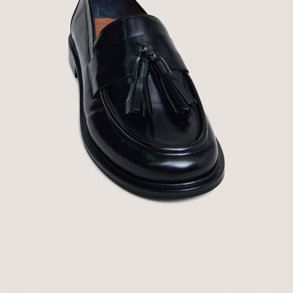 Loafers with tassels in black leather| DAMANDE