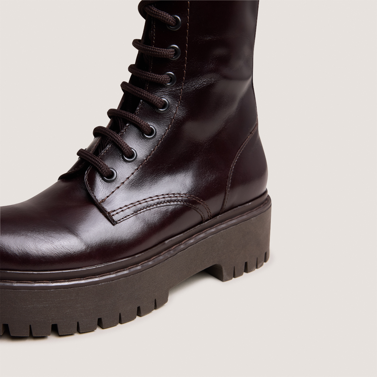 Lace-up boots in dark brown leather | ROBBO