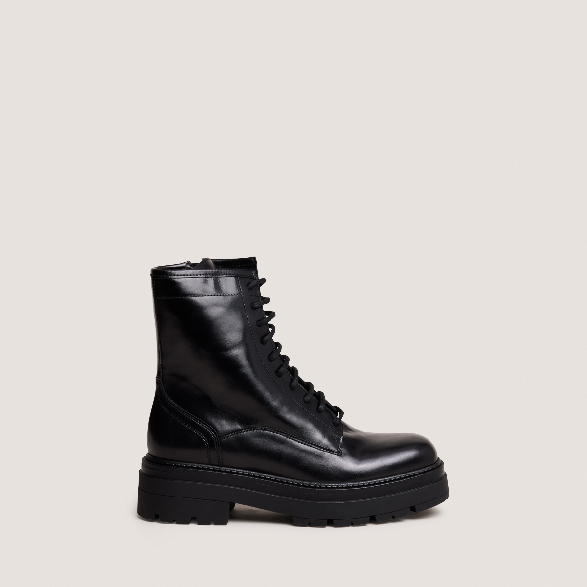 Boots with lug soles and laces in black leather | DICUS