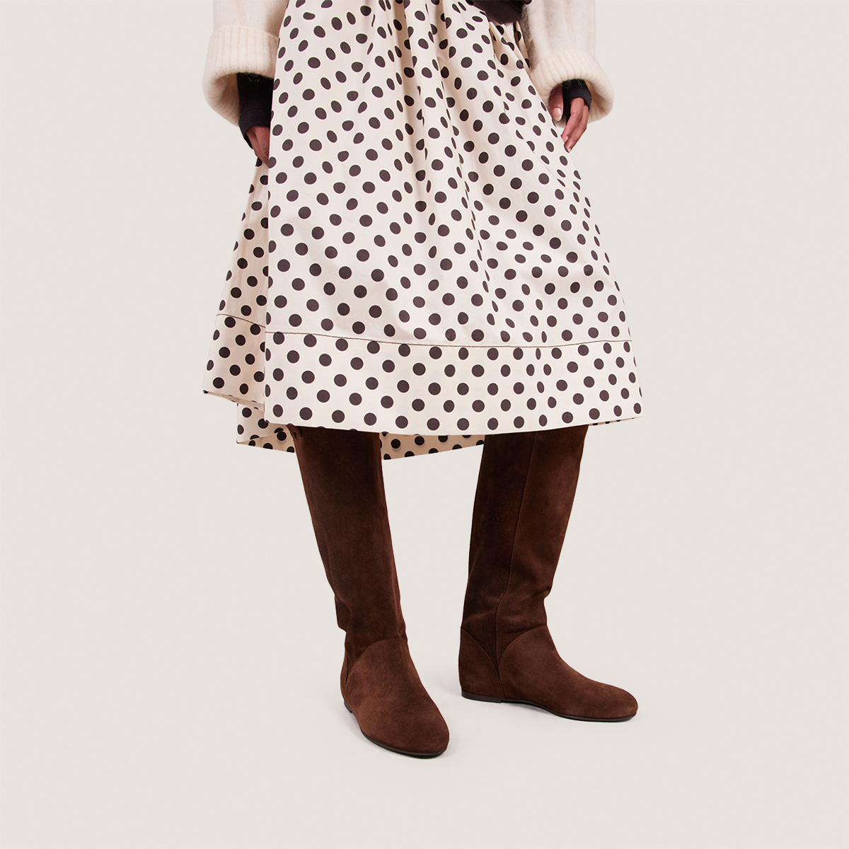 Tall boots with round toes in brown suede | DECIBEL