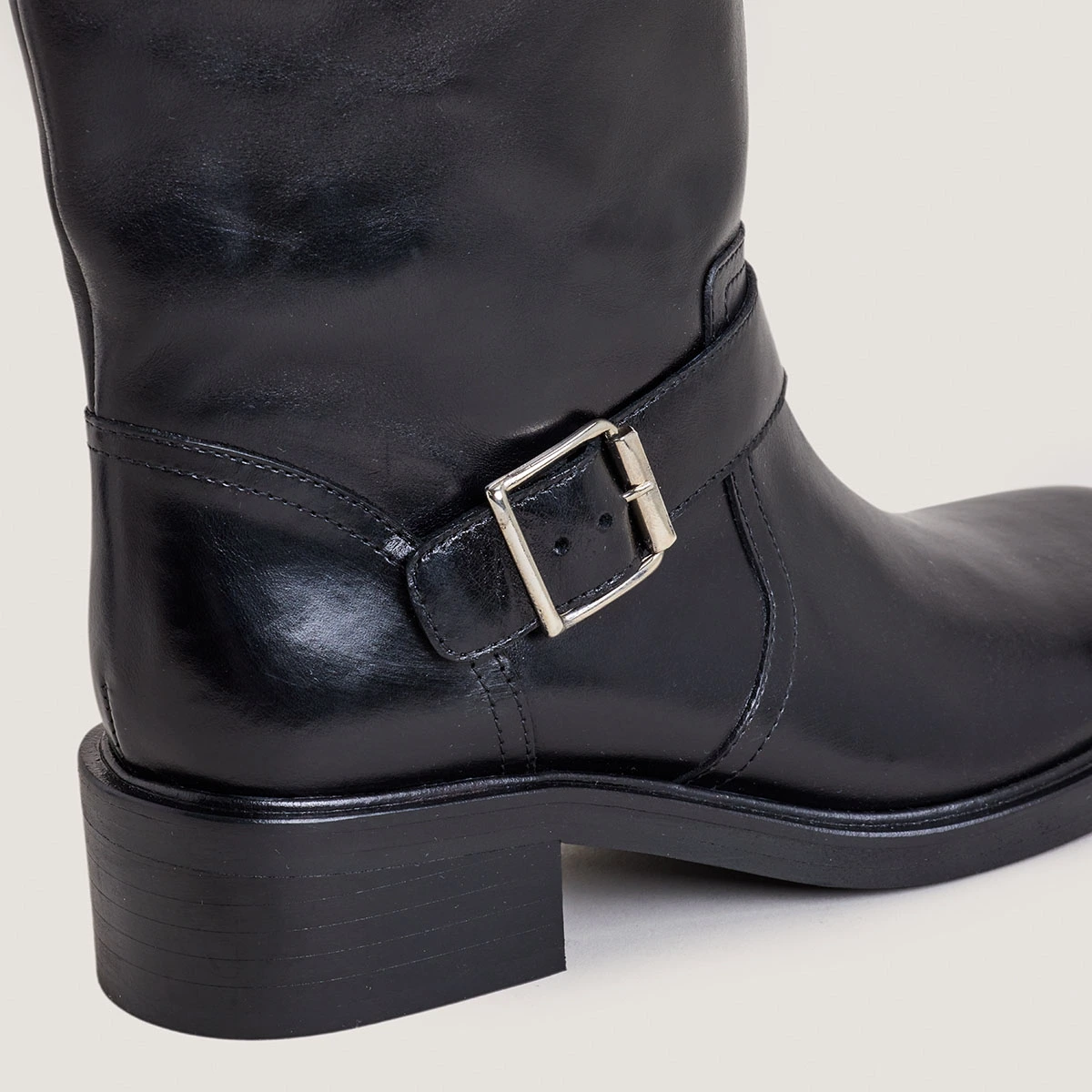 Tall boots with straps in black leather | DARJORIE
