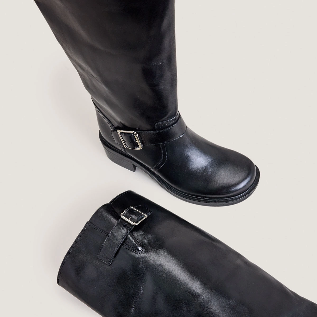 Tall boots with straps in black leather | DARJORIE