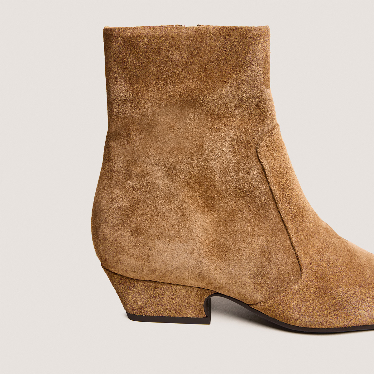 Pointed-toe ankle boots in tabacco suede | DOMAINE